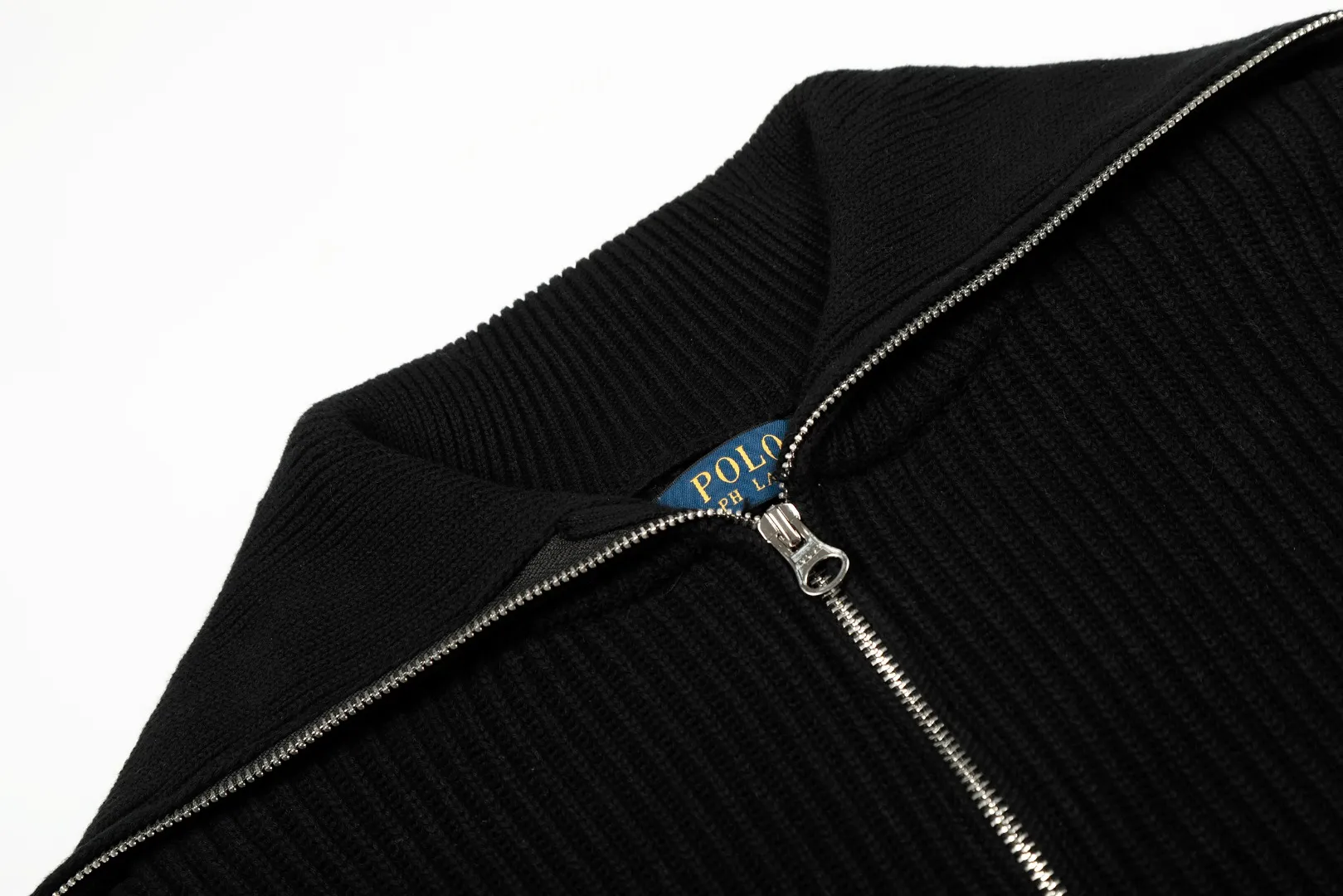 P300 top quality" Style number: DS051# (not off the shelves all year round) [Ralph Lauren large lapel solid color basic full zipper goddess style knitted cardigan] ✅Ralph Lauren Lazy large lapel double zipper classic goddess style knitted new coat ✅Main supplier platform live broadcast Wholesale entity Wholesale entity Replenish when out of stock Not off the shelf ✅ZP quality 1:1 version Scan the code to enter the GF website Counter quality ✅Details and quality are the only one in Guangzhou. Imported quality cotton yarn, focusing on high-end, cost-effective, good quality needless to say. ✅Restore the original version. The maximum size can be worn up to 160 pounds. Loose, comfortable and stress-free. ✅The upper body is simple and easy to put on. A must-have for goddess ootd. Good-looking clothes are never picky. A must-have for goddesses. Recommended for wardrobe. Size: S-XL. Color: black, white, gray, navy.